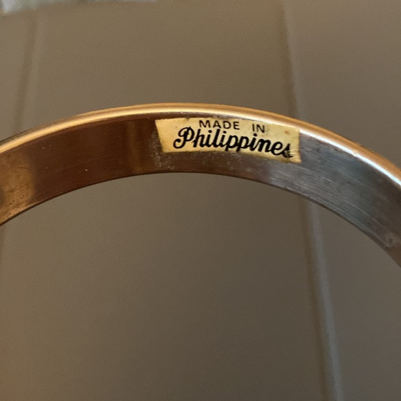 Pretty bracelet in pale blue/green made in Philippines - Picture 4 of 6